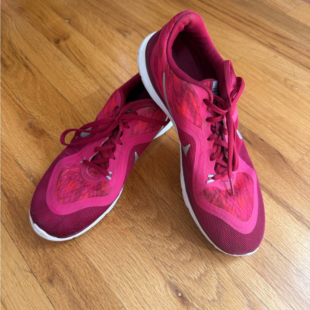 Nike Nikeflex Women's Fuchsia/Pink Athletic Shoes in Size 9